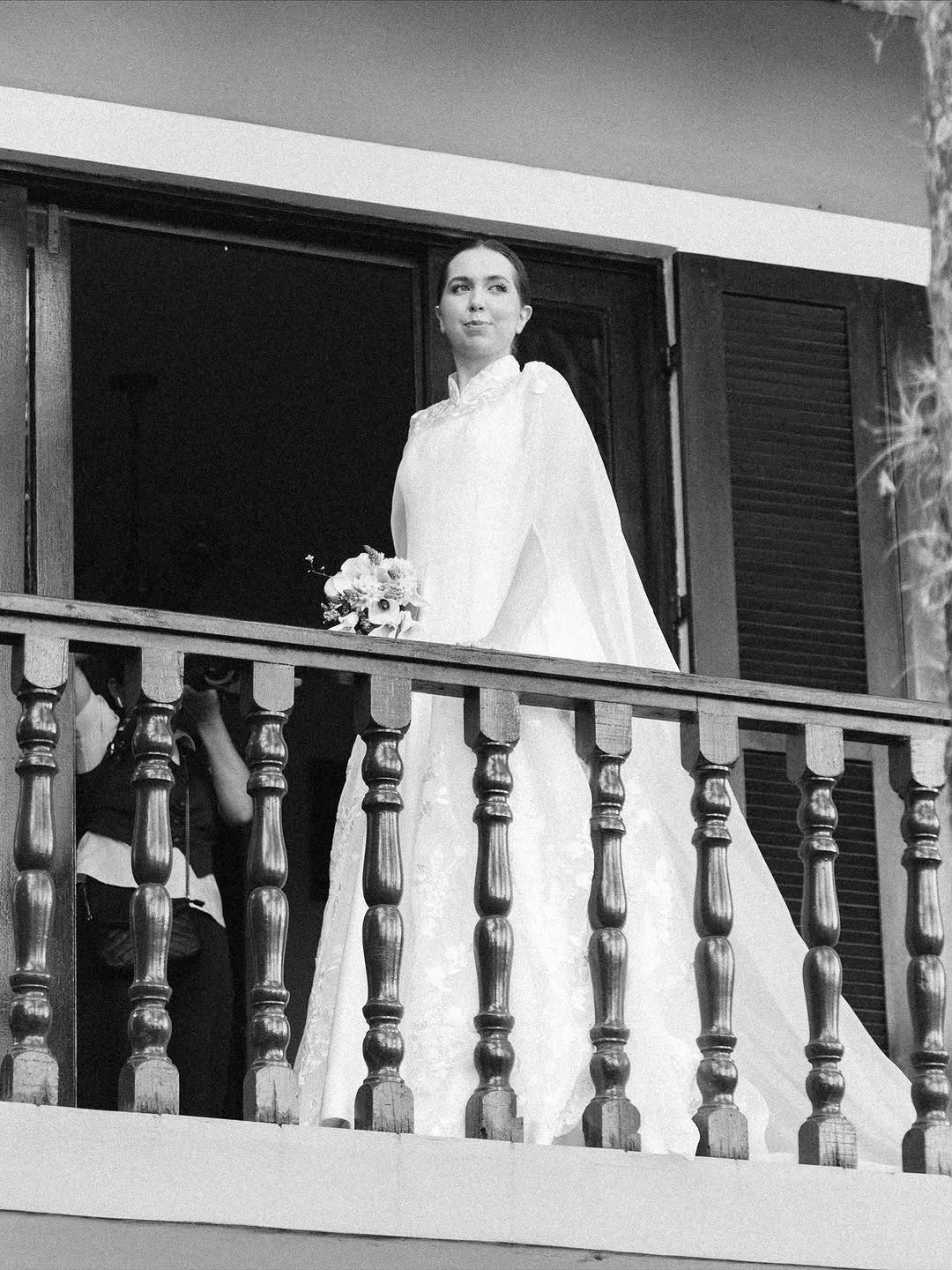 Noiva na varanda de madeira da casa principal antes da cerimônia